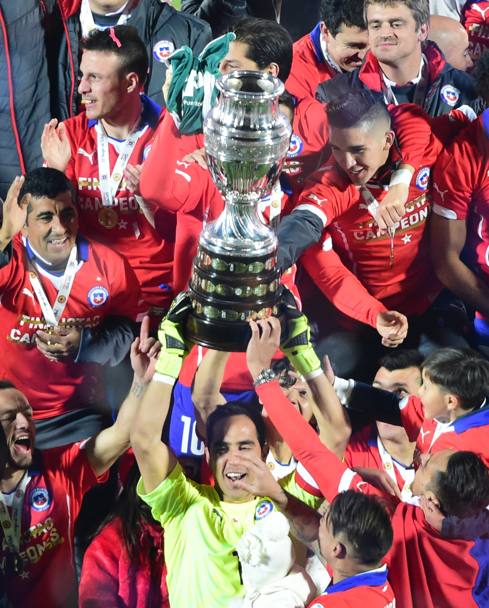 Claudio Bravo alza al cielo la Copa America: il Cile ha battuto l&#39;Argentina 4-1 ai rigori. Afp